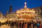 Drážďanský Striezelmarkt patří k nejkrásnějším vánočním trhům v Evropě. Letos nabídne zhruba dvě stě stánků, obří vánoční strom a pyramidu, kolotoč či historické ruské kolo.