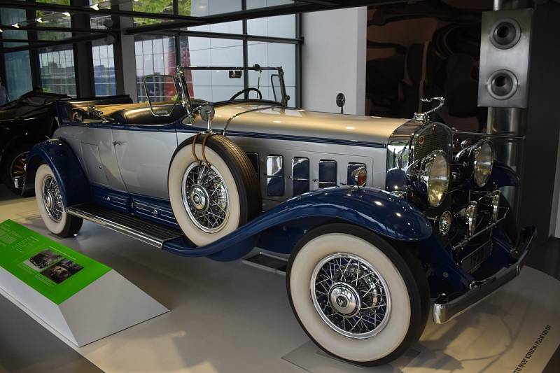 Toto je šestnáctiválcový Cadillac z roku 1930