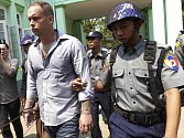 Novozélandský vedoucí baru a dva jeho místní obchodní společníci byli dnes v Barmě odsouzeni k 2,5 roku vězení za urážku buddhismu.