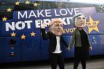 Odpůrci brexitu demonstrovali v Bruselu v maskách Angely Merkelové a Theresy Mayové