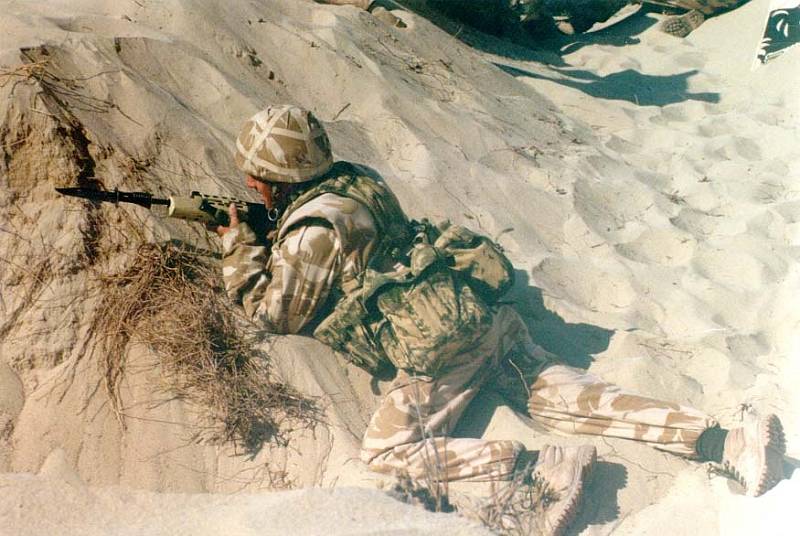 Britský voják při ostrém výcviku před útokem