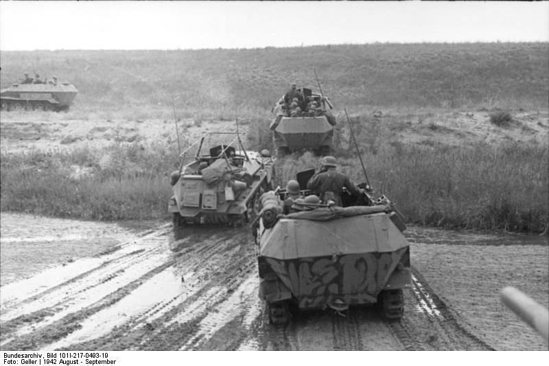 Německý obrněný transportér (Schützenpanzer) v ruském blátě podzimu 1941, při útoku na Moskvu