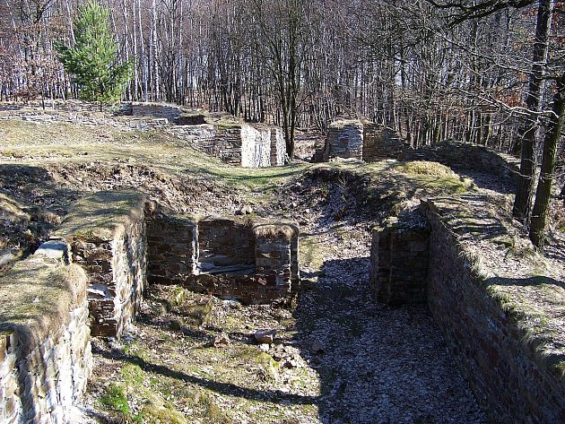 Pozůstatky hradu Sion v červnu 2014