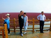 Jezero v provincii Šan-si západně od Pekingu rudne každoročně díky tomu, že přirozeně zelené řasy změní barvu, aby se chránily před stoupající teplotou a intenzivním světlem.