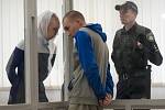 Jednadvacetiletý seržant Vadim Šišimarin hovoří s tlumočnicí u soudu v Kyjevě, kde byl odsouzen na doživotí ruského vojáka za zastřelení neozbrojeného civilisty