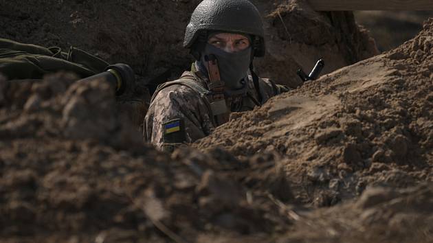 Ukrajinský voják v zákopu - ilustrační foto.