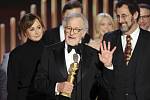 Předávání filmových ocenění Zlatý glóbus 10. ledna v kalifornském Beverly Hills. Steven Spielberg s cenou pro nejlepší drama, kterou získal snímek Fabelmanovi