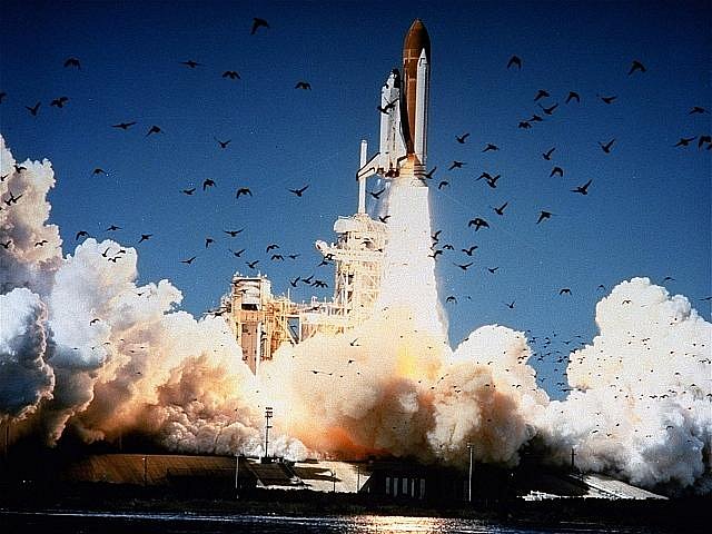 Pouhou minutu a čtvrt trvala 28. ledna 1986 cesta amerického raketoplánu Challenger do vesmíru. Poté se stroj před zraky milionů televizních diváků změnil v ohnivou kouli, nikdo ze sedmi členů posádky nepřežil.