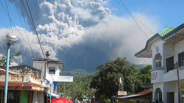 Filipínská sopka Bulusan přinutila k evakuaci stovky lidí