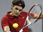 Švýcarský tenista Roger Federer porazil ve svém druhém utkání na Turnaji mistrů Nikolaje Davyděnka 6:4, 6:3.
