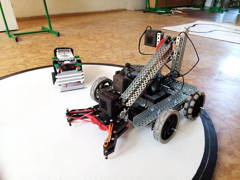 Elektrotechnikou se žáci dokážou i bavit, což dokazují šikovní roboti, které vyrábějí