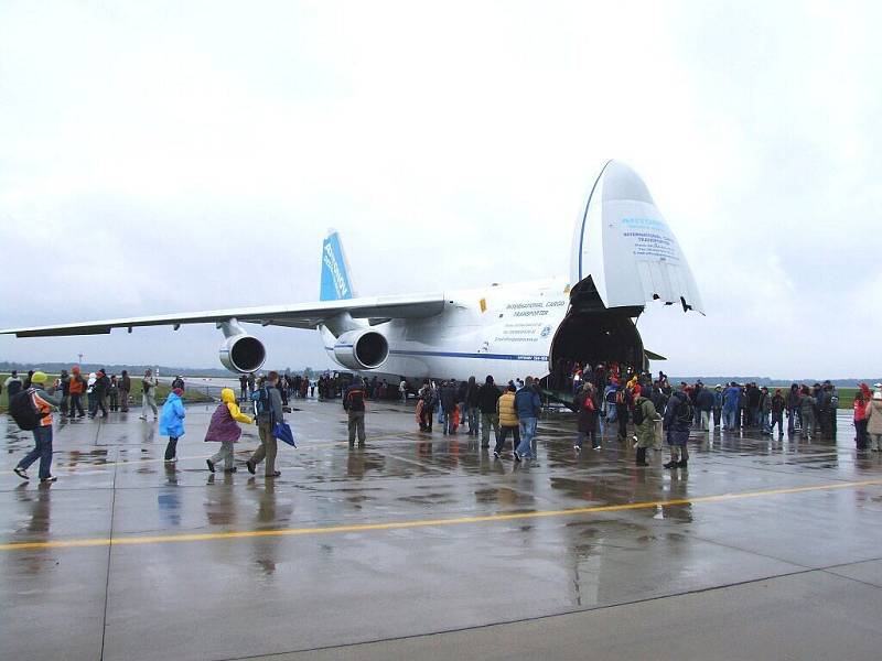 Na Dnech NATO 2008 se v Mošnově představil letoun Ruslan. 