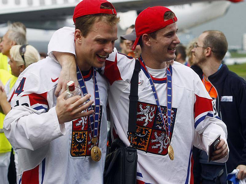 Petr Vampola (vlevo) s Jakubem Klepišem nečekaný titul náležitě oslavili.