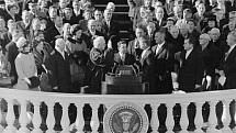 Inaugurace Johna Fitzgeralda Kennedyho se odehrála 20. ledna 1961. Kennedy byl prvním prezidentem, na jehož inauguraci byla čtena báseň, později se z toho stala tradice.