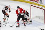 Hokejista Chicago Blackhawks Dominik Kubalík (8) střílí gól, vpravo brankář Anaheimu Ducks John Gibson.