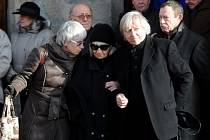 Zpěvák Václav Neckář doprovázel 12. prosince vdovu Libuši Schneiderovou při posledním rozloučení s básníkem, textařem a novinářem Janem Schneiderem, který zemřel 1. prosince ve věku 80 let. 