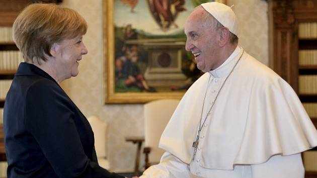 Papež František dnes ve Vatikánu převzal cenu Karla Velikého. Slavnostního aktu v Apoštolském paláci přihlíželi přední evropští politici, mimo jiné německá kancléřka Angela Merkelová.