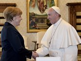 Papež František dnes ve Vatikánu převzal cenu Karla Velikého. Slavnostního aktu v Apoštolském paláci přihlíželi přední evropští politici, mimo jiné německá kancléřka Angela Merkelová.