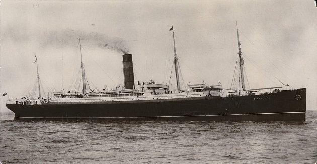 Parník HMS Carpathia. Loď proslavila záchrana přeživších z Titaniku. Parník Carpathia rovněž dopadl tragicky, za první světové války jej potopila německá ponorka.