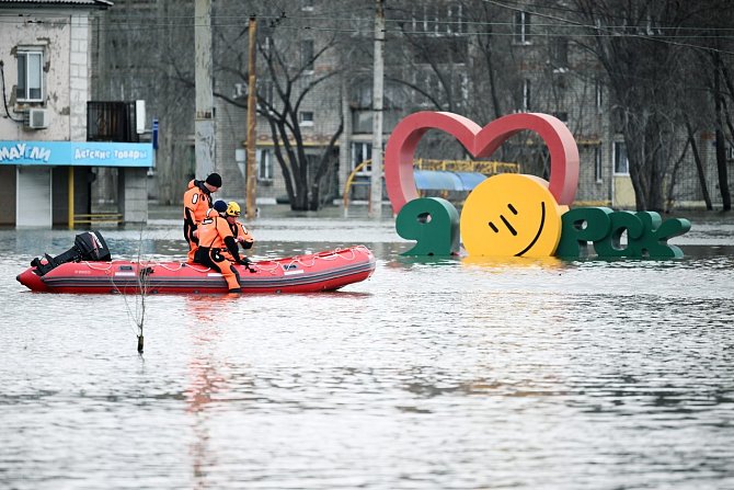 Záchranáři v zaplaveném ruském Orsku