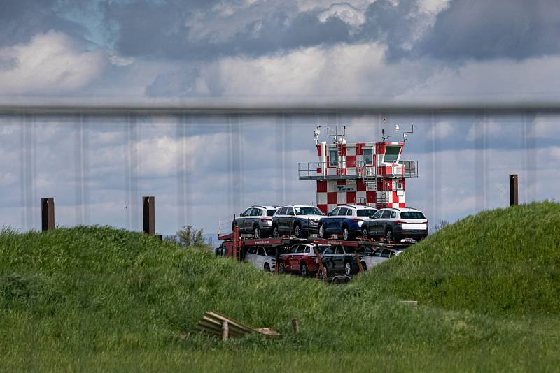 Z hradeckého letiště je obří parkoviště pro vozy Škoda