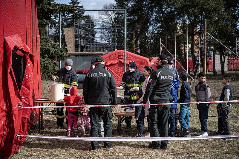 V areálu Záchranné brigády Hasičského a záchranného sboru (HaZZ) vznikl dočasný nouzový tábor, který je připravený pro lidi z Ukrajiny, 28. února 2022 v Humenném.