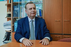 Budu kandidovat na prezidenta, řekl Deníku bývalý rektor UK Tomáš Zima