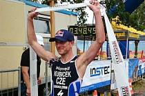 Triatlonista Jan Kubíček se raduje z vítězství v závodu Wolfgansee Challenge.