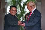 Donald Trump a Kim Čong-un na historickém summitu v Singapuru.
