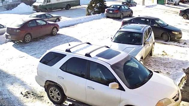 Člověk za volantem stříbrného BMW X3 si v Kanadě vysloužil pověst nejhoršího tamního řidiče.