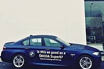 Irské zastoupení automobilky Škoda Auto srovnává Superb s BMW řady 5.