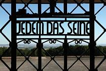 Vstupní brána koncentračního tábora Buchenwald s nápisem Jedem das Seine („Každému jeho“)