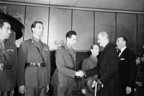 Účastníci operace Gunnerside se v roce 1948 zdraví s norským králem.