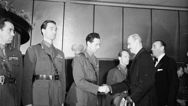 Účastníci operace Gunnerside se v roce 1948 zdraví s norským králem