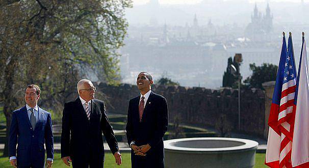 Prezident Václav Klaus (uprostřed) přivítal ruského prezidenta Dmitrije Medveděva a amerického prezidenta Baracka Obamu 8. dubna na Pražském hradě, kde se podepíše smlouva START mezi USA a Ruskem.