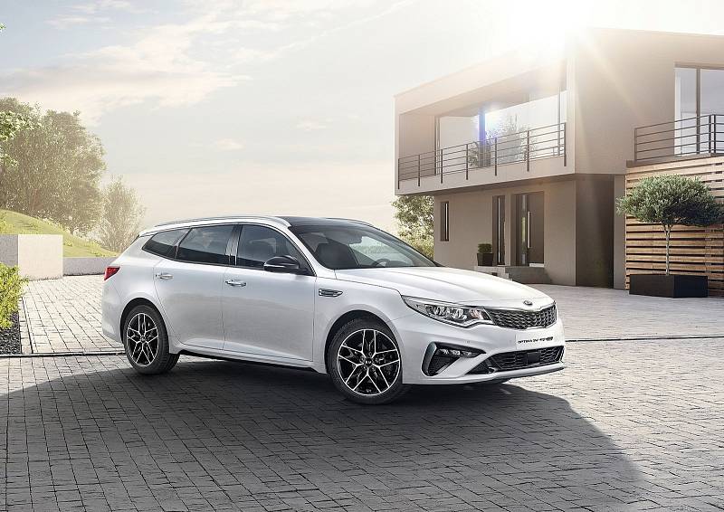 KIA Optima SW se nabízí od 749 980 Kč. Za zadními sedačkami je k dispozici 552 litrů