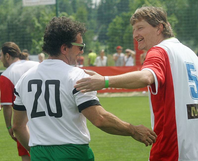 Ale i Ondřej Vetchý zná spoustu fotbalových hvězd, na snímku s komentátorem Jaromírem Bosákem
