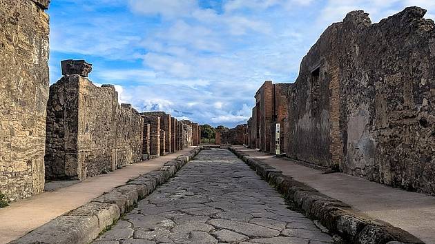 Ulice starověkého sídla Pompeje, které zničil v roce 79 našeho letopočtu výbuch sopky Vesuv.