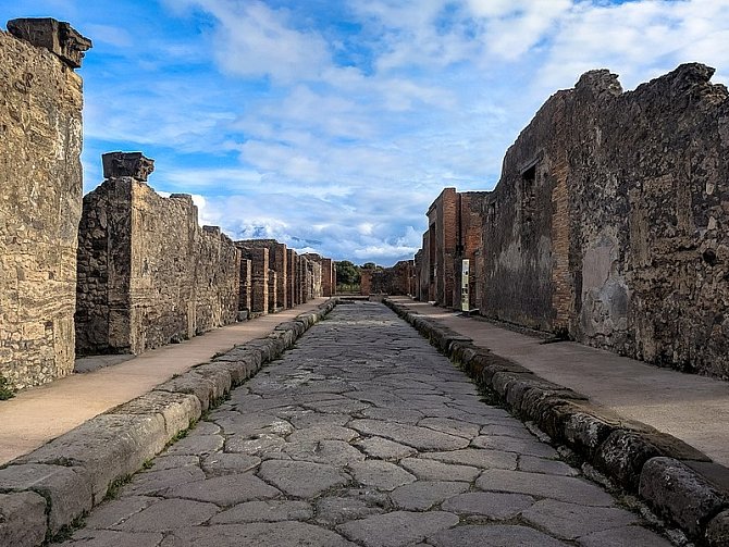 Ulice starověkého sídla Pompeje, které zničil v roce 79 našeho letopočtu výbuch sopky Vesuv.