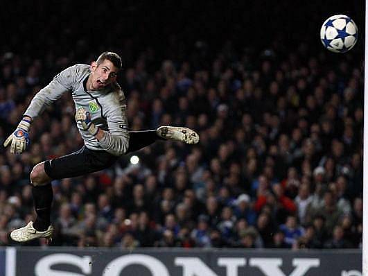 Gólman Žiliny Důbravka inkasuje jeden z gólů od fotbalistů Chelsea.