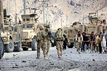 Přinejmenším 22 afghánských vojáků a policistů dnes zabili bojovníci islamistické organizace Taliban při přepadu armádního konvoje v hornaté oblasti na severu země.