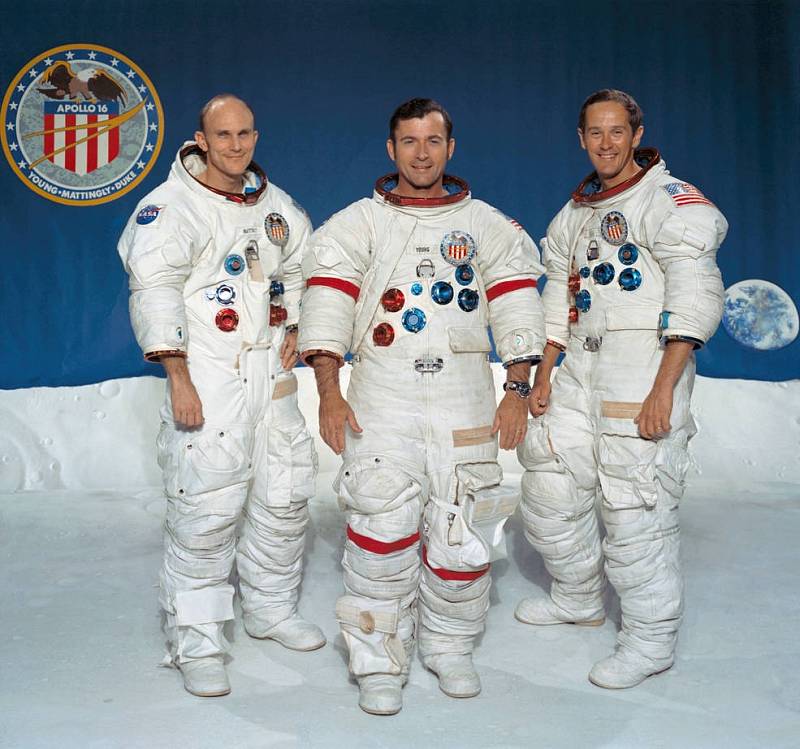 Oficiální portrét posádky mise Apollo 16. Zleva pilot velitelského modulu Thomas "Ken" Mattingly, velitel mise John W. Young a pilot lunárního modulu Charles M. Duke.