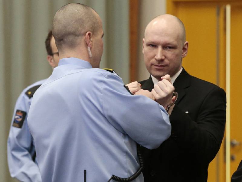 Anders Behring Breivik u soudu.