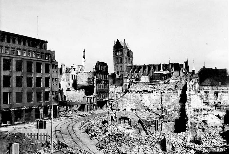 Lübeck po bombardování. Na snímku zničená Sandstrasse, v pozadí vyhořelý kostel sv. Marie