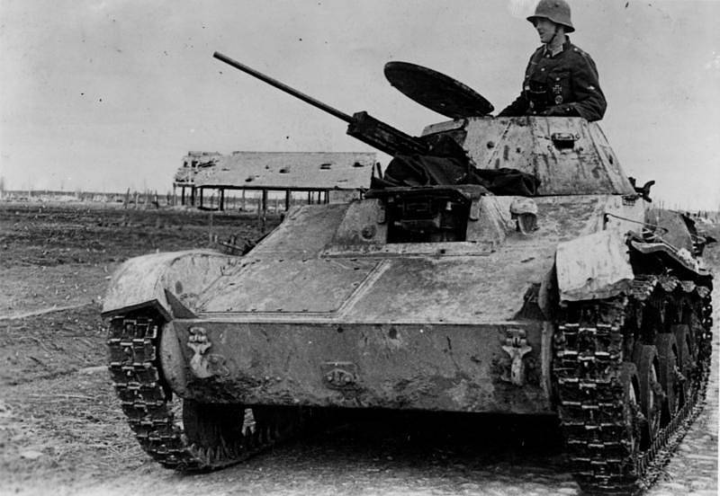 Německý voják ve věži ukořistěného sovětského tanku T-60. V bitvě u Cholmu použili Němci v řadě případů k obraně právě sovětskou těžkou techniku, jíž se předtím zmocnili