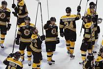 Hokejisté Bostonu oslavují postup do dalšího kola play off.