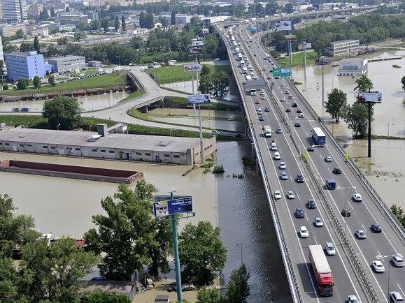 Letecký pohled na Přístavní most v Bratislavě a zaplavenou část přístavu.