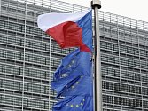 Česká vlajka na stožáru před budovou Evropské komise v Bruselu. Ilustrační foto.