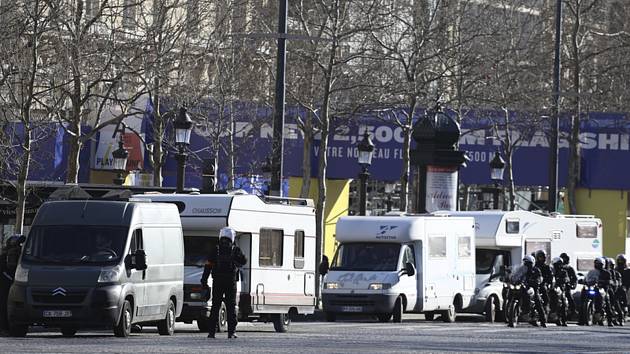 Francouzští policisté kontrolují obytné karavany zaparkované na pařížské třídě Champs-Elysées, 12. února 2022.
