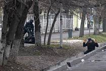 Policista zatýká demonstranty v kazachstánském městě Almaty, 8. ledna 2022.